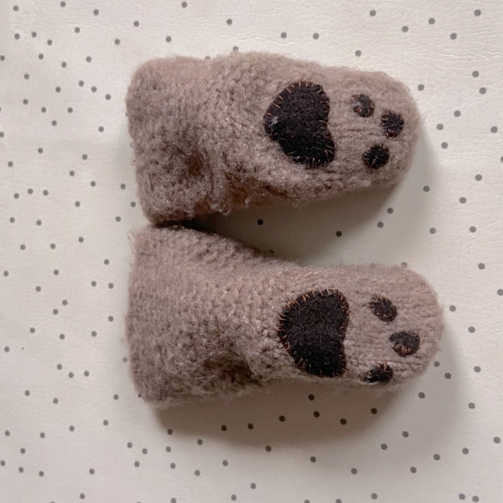 Super cute!!! Hand knit baby bear paws socks 🐻 🐾